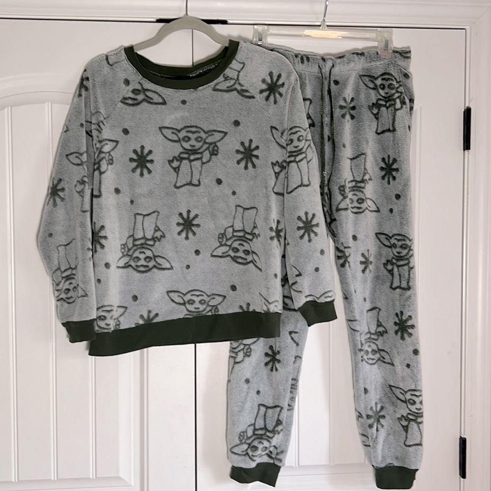 Star Wars Gray & Olive Green The Child (Grogu) Fleece Pajama Set